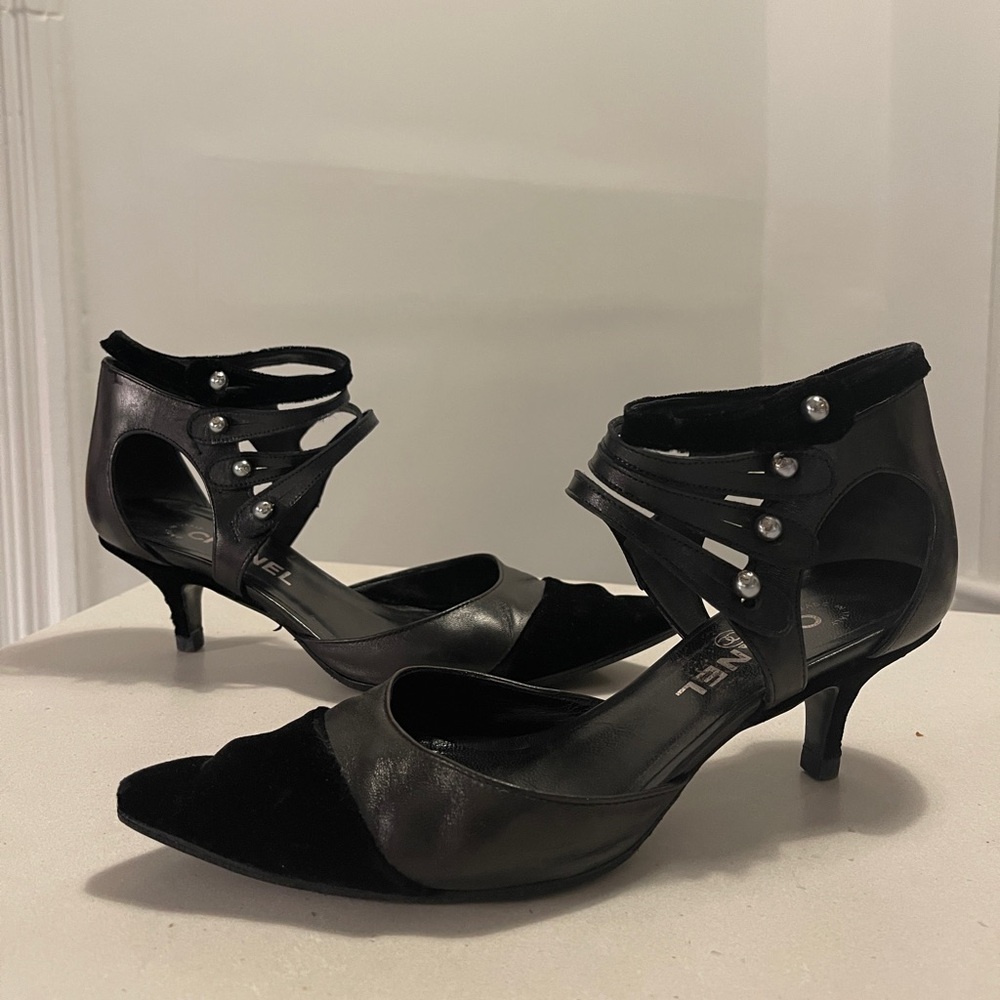 Vintage Chanel Cap-Toe Leather And Velvet Kitten Heels / Low Pumps 37.5 7.5